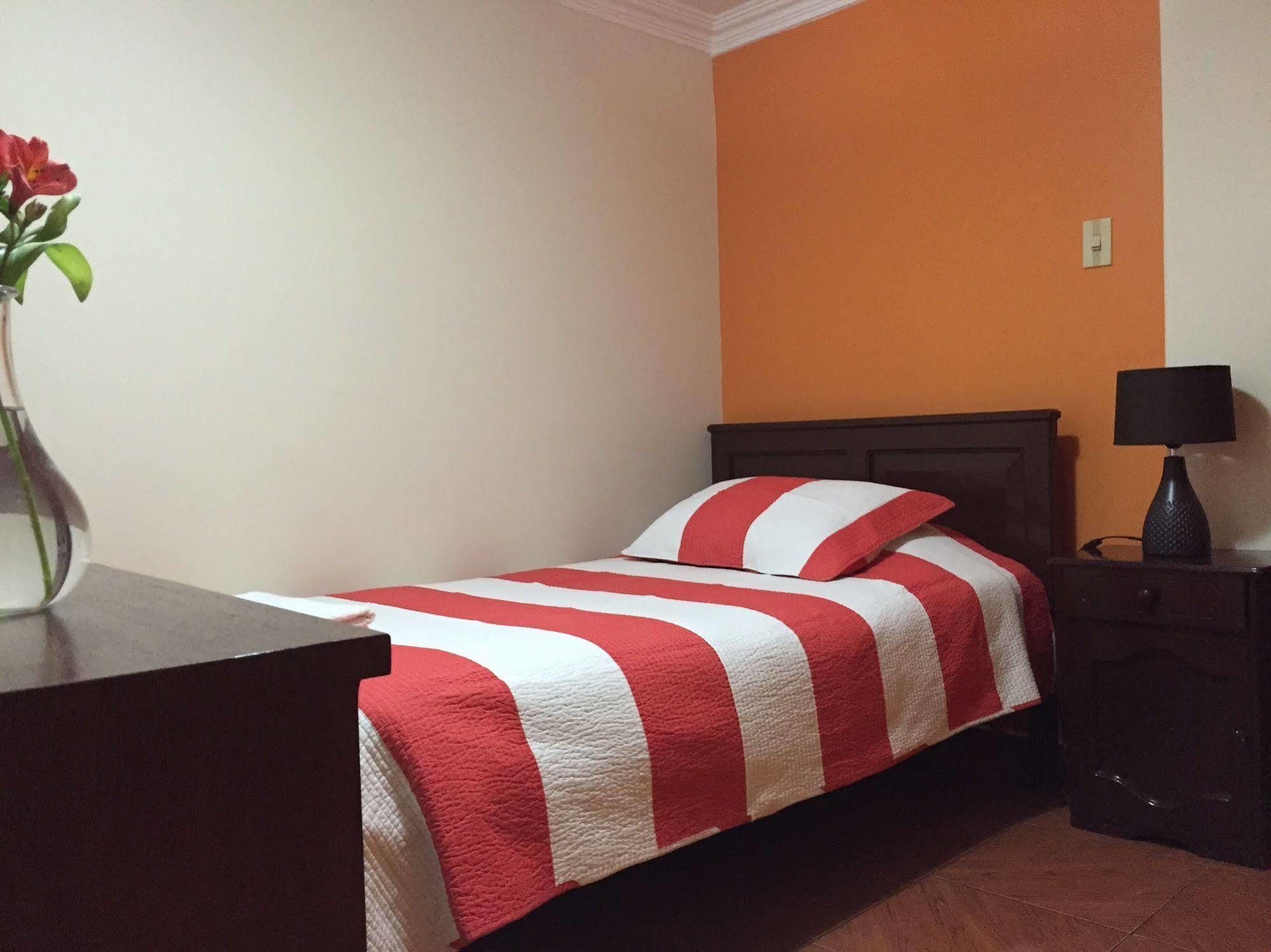 Hotel Margarita 2 Кито Экстерьер фото