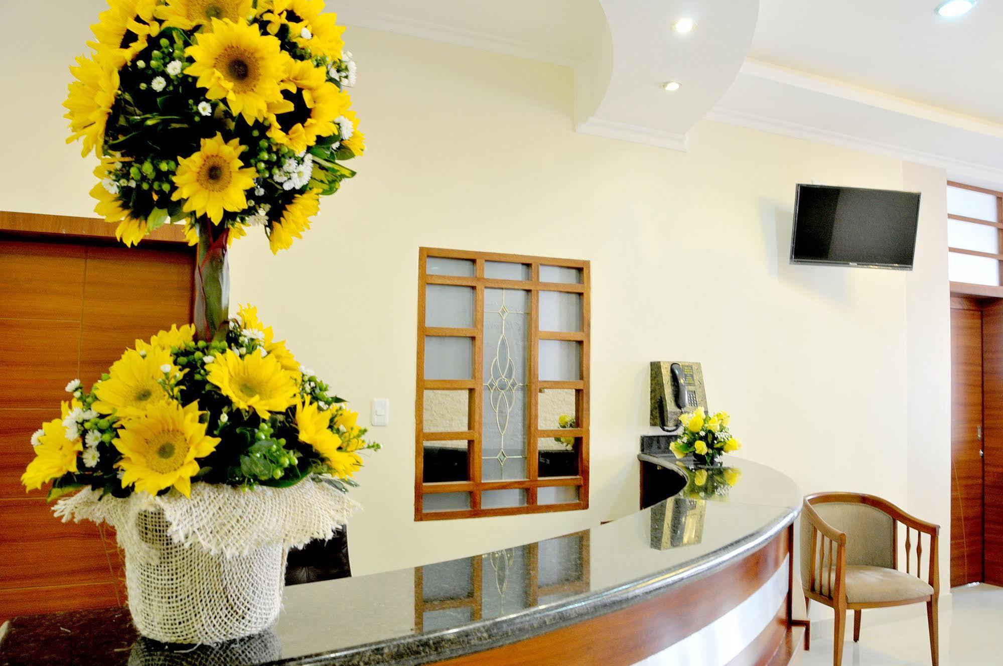 Hotel Margarita 2 Кито Экстерьер фото